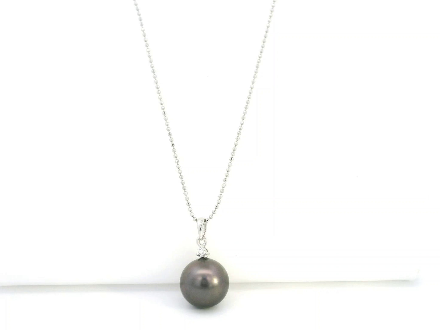 Tahitian black pearl pendant in 18K white gold with diamond accent