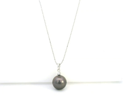 Tahitian black pearl pendant in 18K white gold with diamond accent