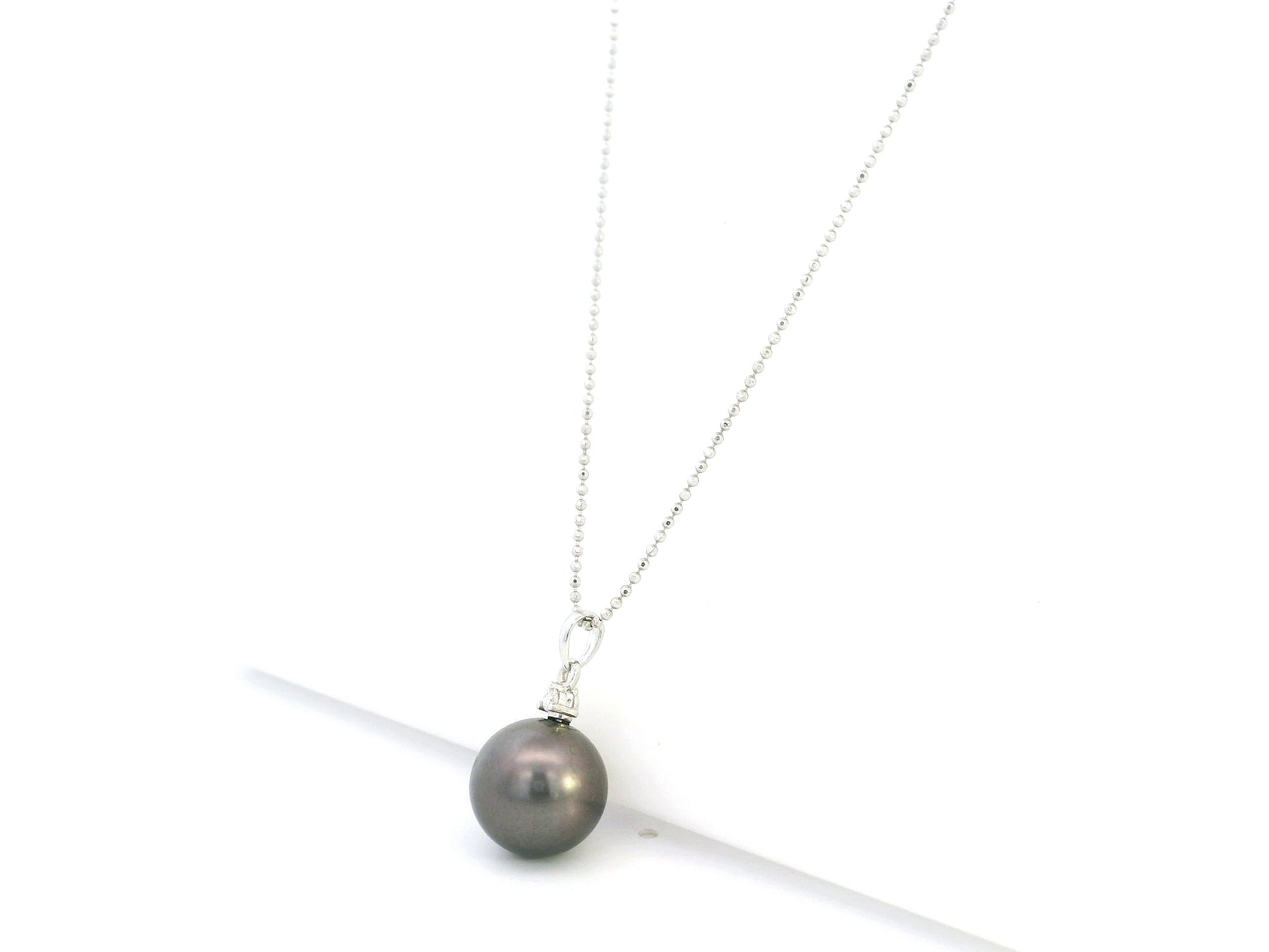 Tahitian black pearl pendant in 18K white gold with diamond accent