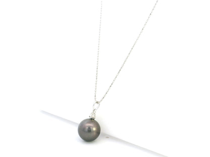 Tahitian black pearl pendant in 18K white gold with diamond accent