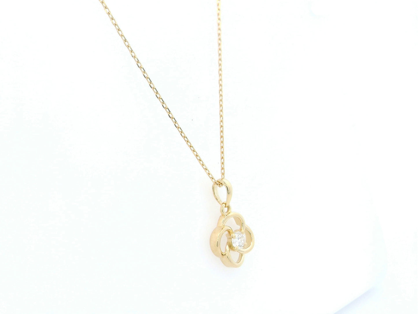 18K Yellow Gold Diamond Flower Pendant with 0.13 Carat Natural Diamond