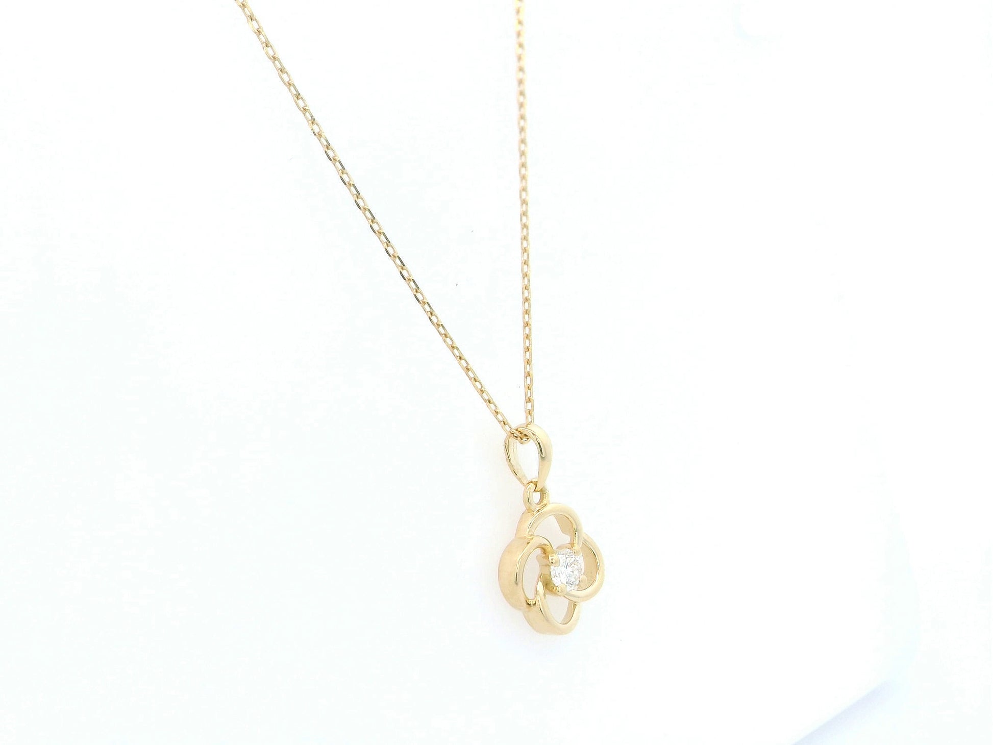 18K Yellow Gold Diamond Flower Pendant with 0.13 Carat Natural Diamond