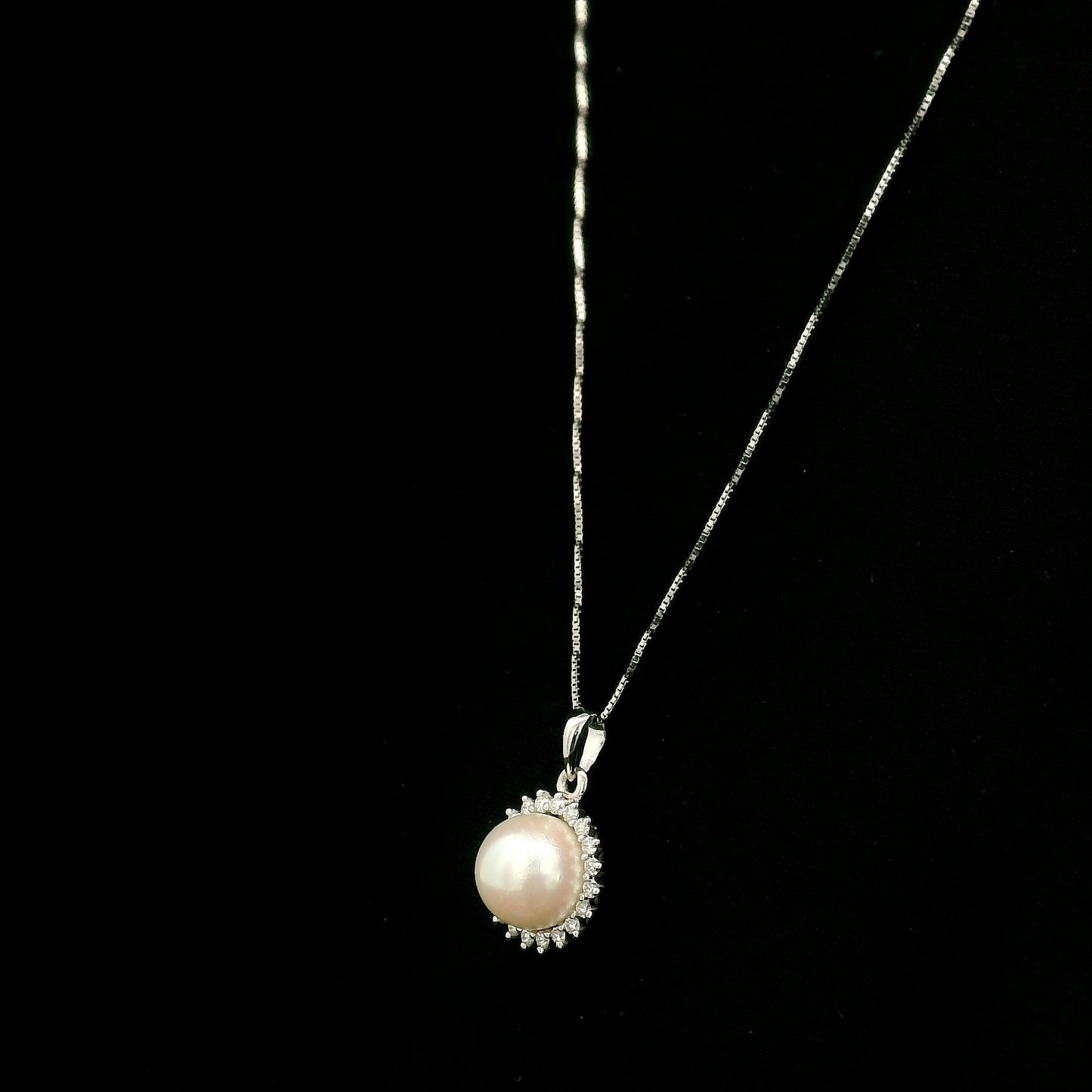 18K white gold pearl pendant with round diamond halo and 0.16 carat natural diamonds