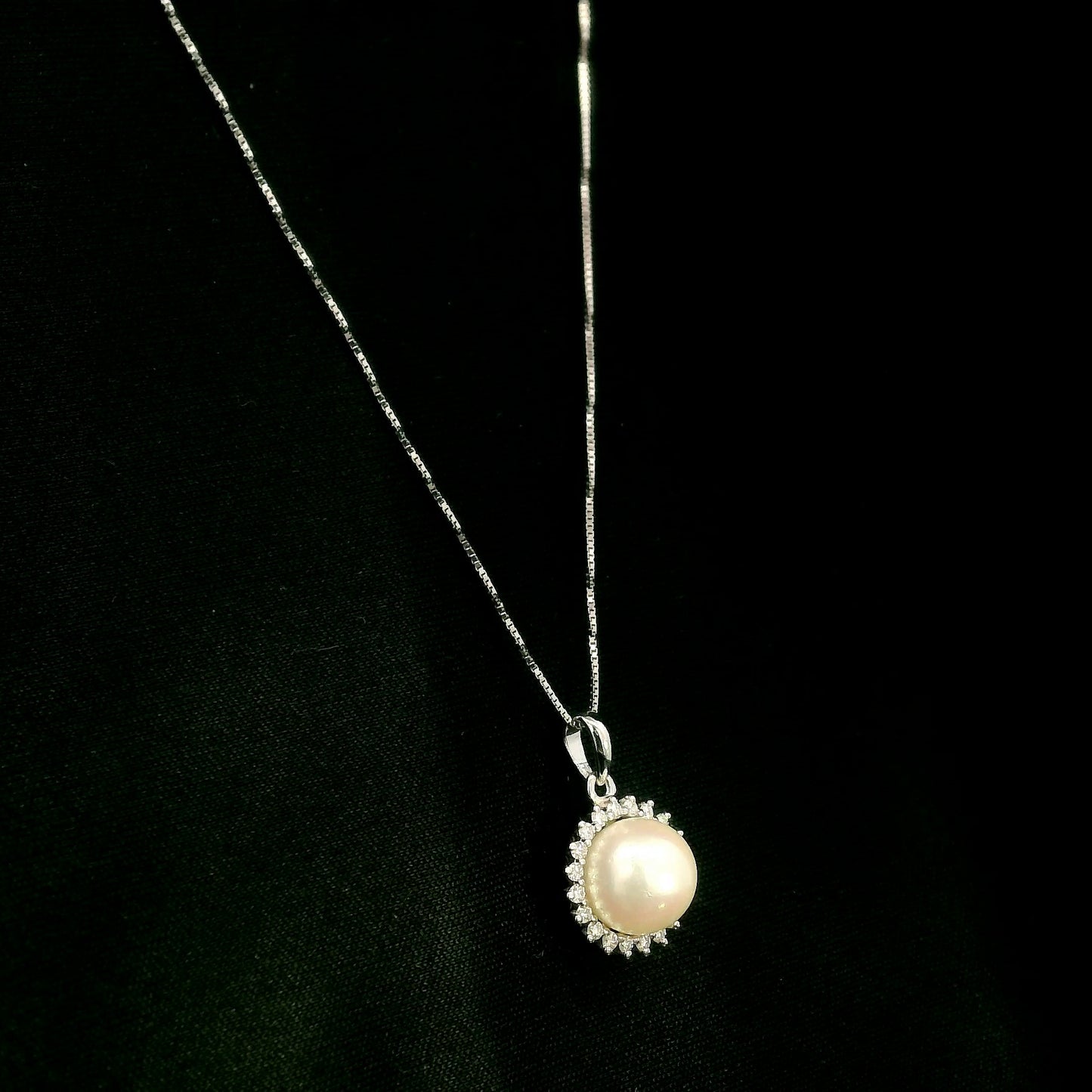 18K white gold pearl pendant with round diamond halo and 0.16 carat natural diamonds