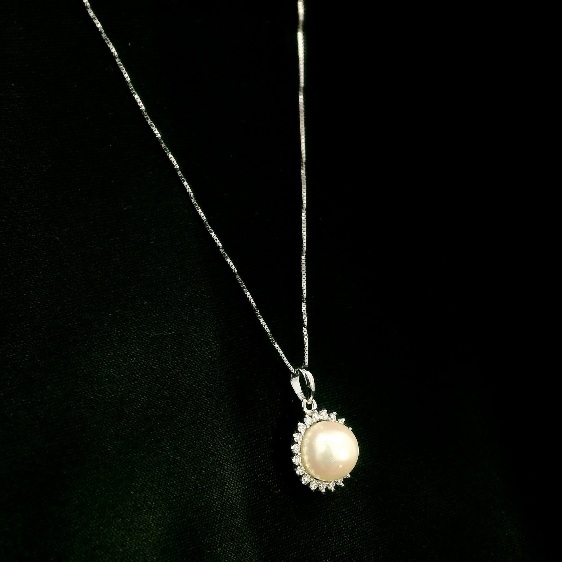 18K white gold pearl pendant with round diamond halo and 0.16 carat natural diamonds