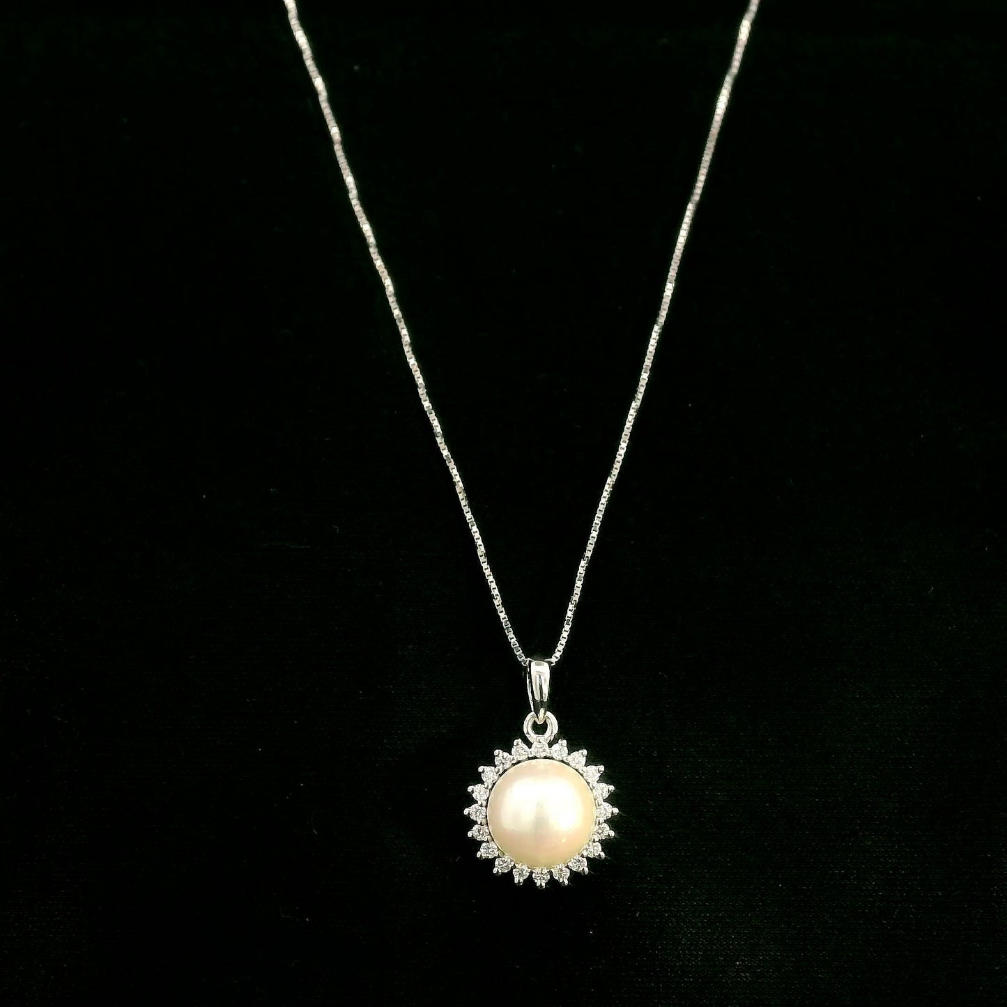 18K white gold pearl pendant with round diamond halo and 0.16 carat natural diamonds