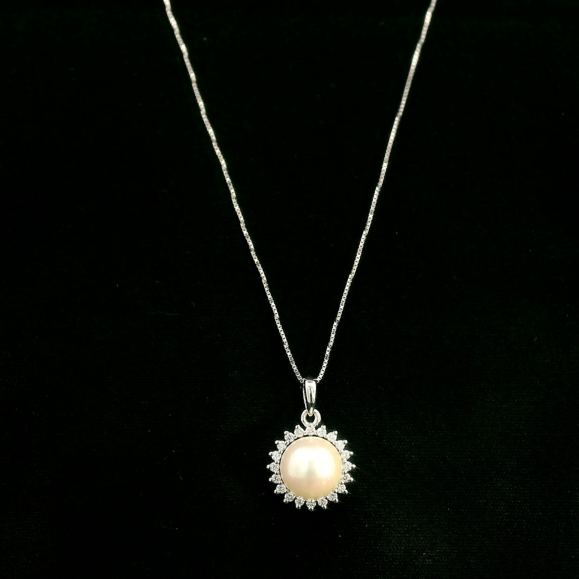 18K white gold pearl pendant with round diamond halo and 0.16 carat natural diamonds