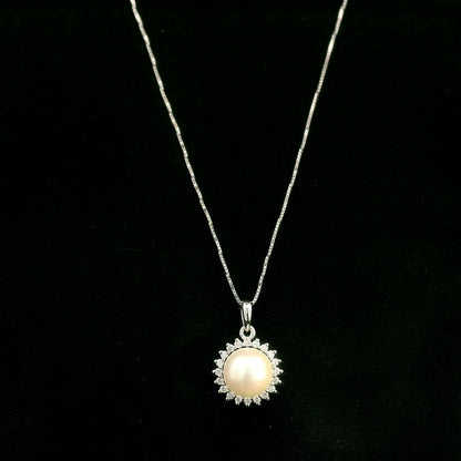 18K white gold pearl pendant with round diamond halo and 0.16 carat natural diamonds