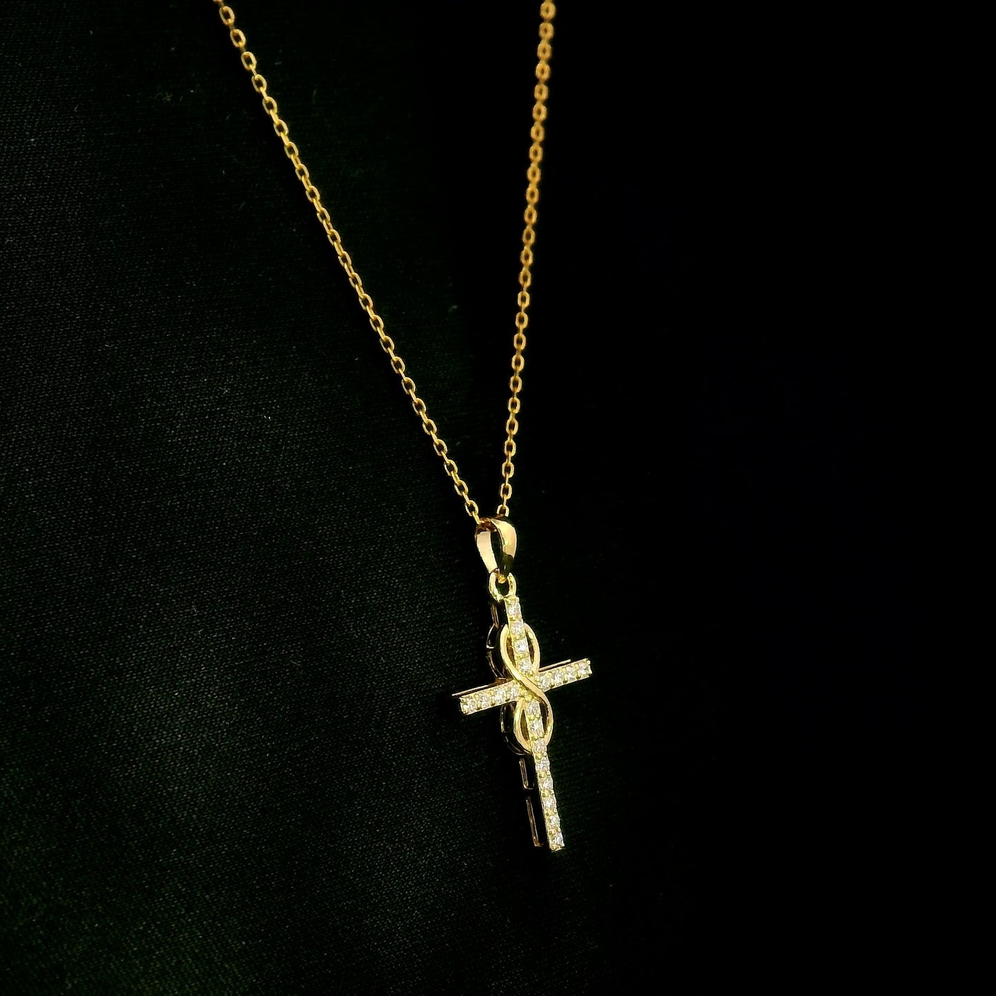 Diamond cross pendant in 18K yellow gold with round brilliant diamonds and an intertwined gold centre design