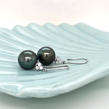 These Tahitian Black Pearl And Diamond Earrings Are Crafted In 18k White Gold, Creating An Eye-Catching Display Of Natural Beauty. The Diamonds Add Sparkle To The Elegant Dangle Design, Creating An Exquisite Piece Of Jewelry That Is Sure To Get Noticed.