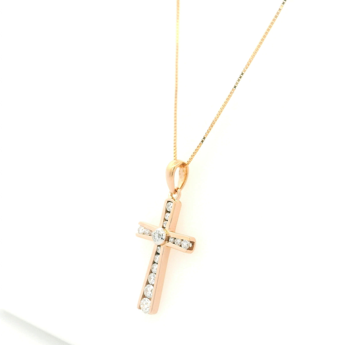 Diamond cross pendant in 18K rose gold with round brilliant diamonds and graduated diamond detailing