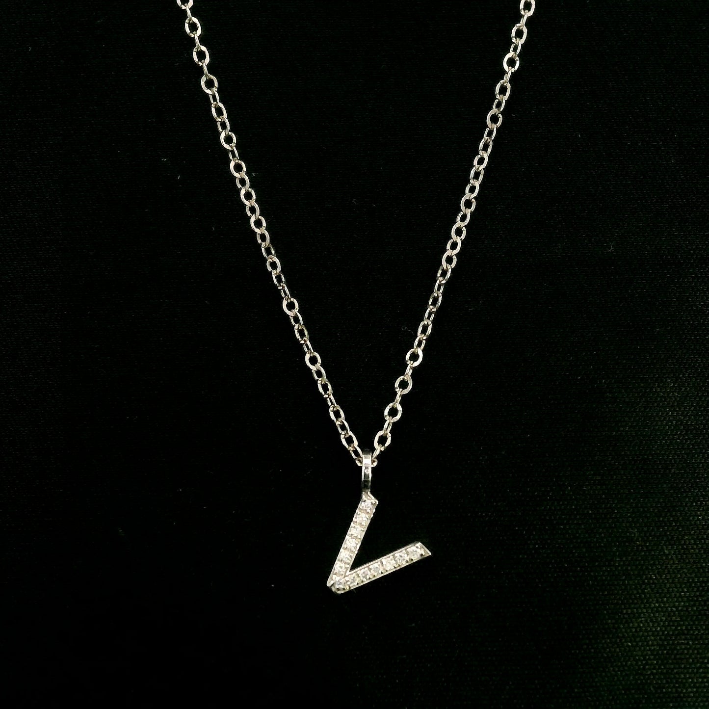 Diamond Initial V Alphabet Pendant In 18k Gold