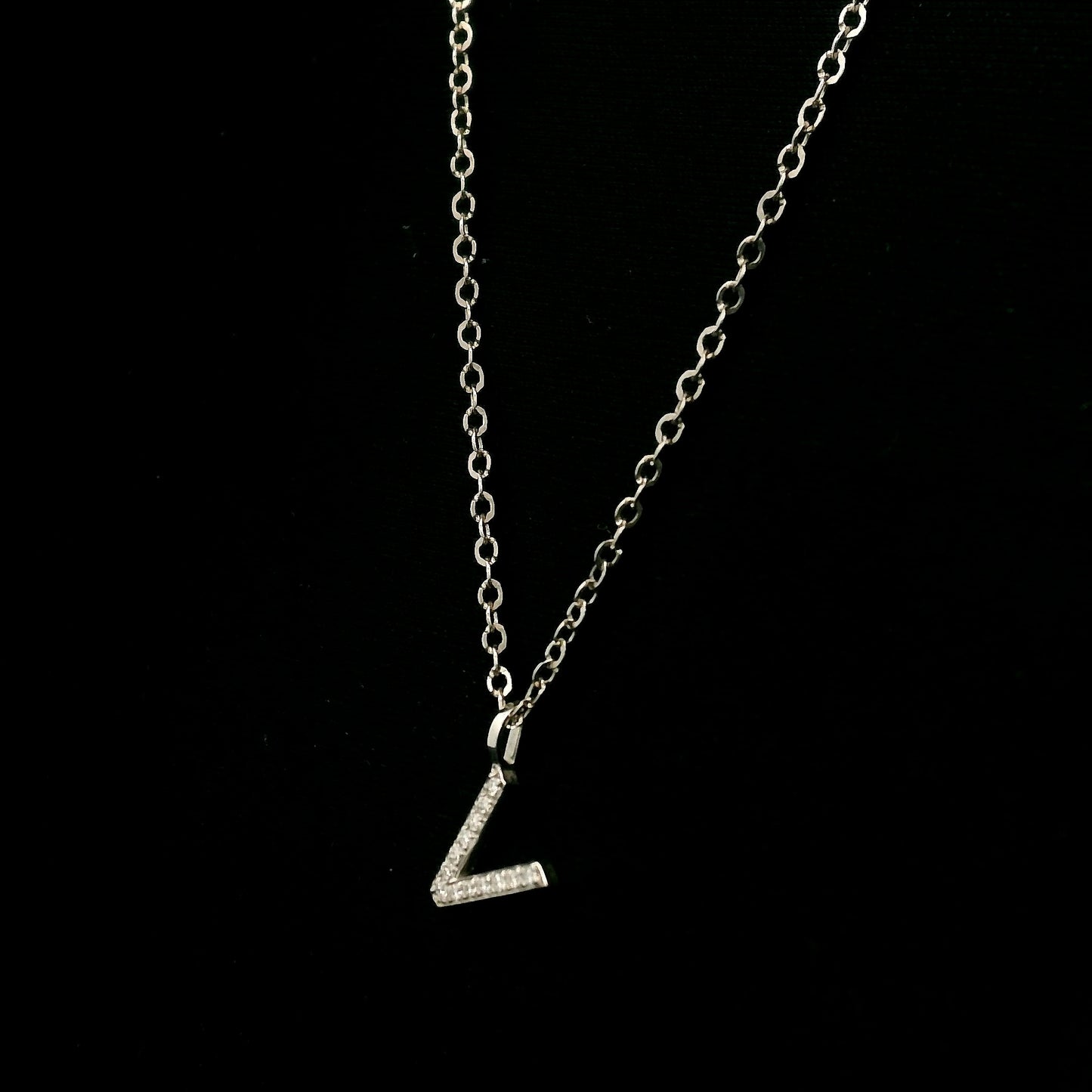 Diamond Initial V Alphabet Pendant In 18k Gold