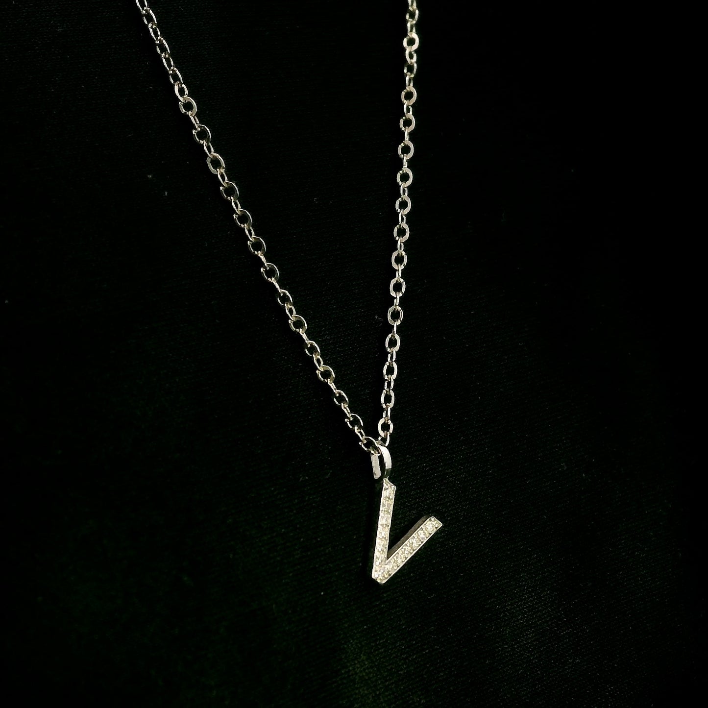 Diamond Initial V Alphabet Pendant In 18k Gold