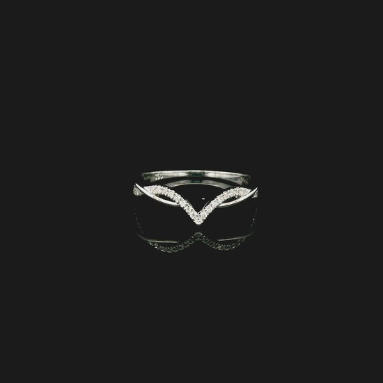 18K white gold diamond contour ring with pavé-set diamonds and elegant V-shaped design.