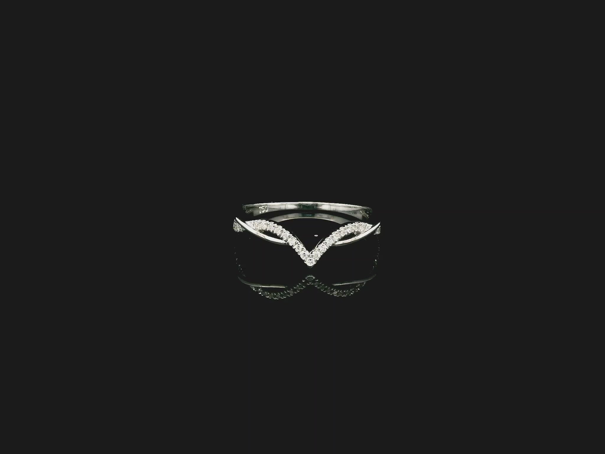 18K white gold diamond contour ring with pavé-set diamonds and elegant V-shaped design.