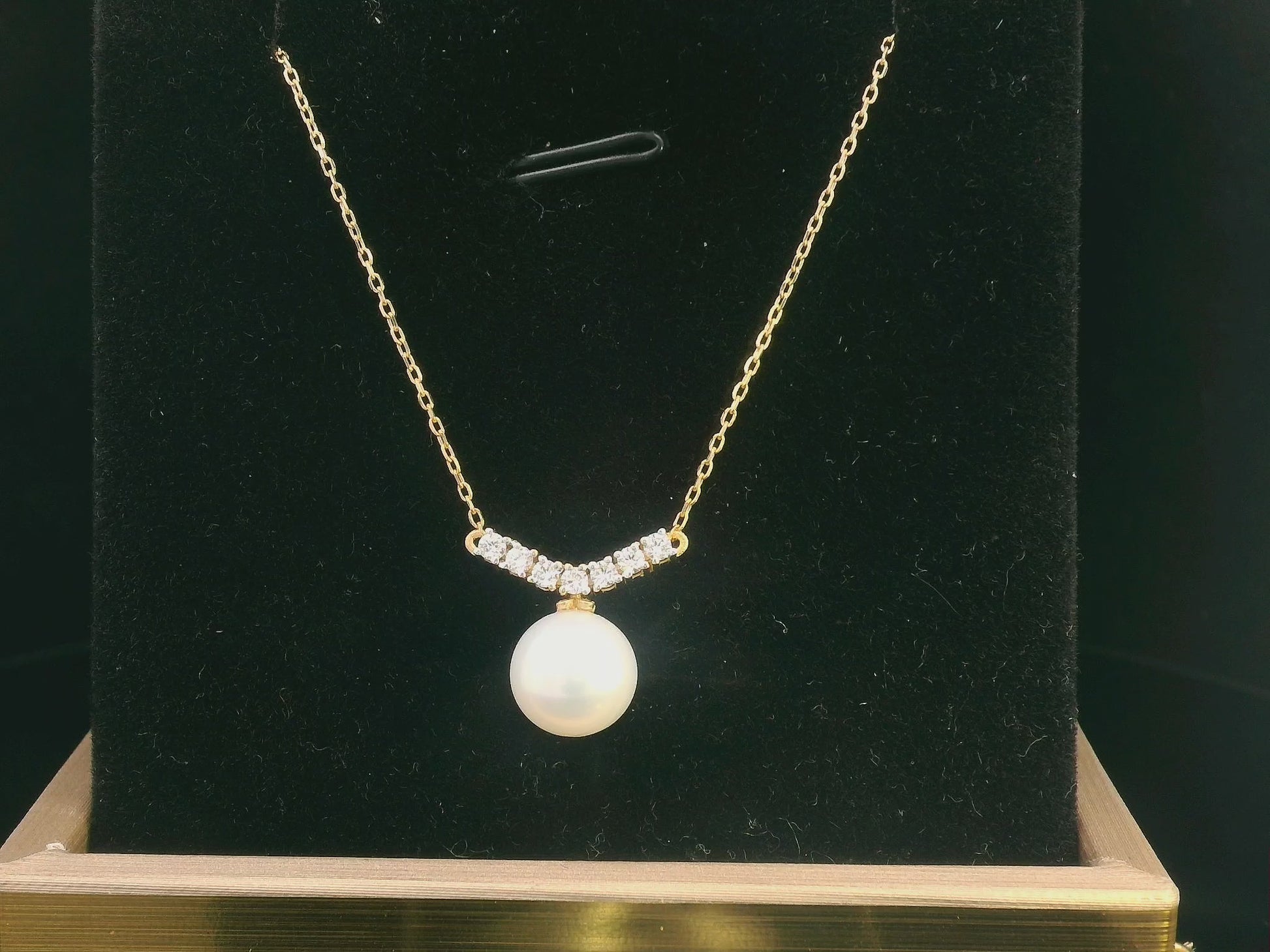 18K gold freshwater pearl pendant necklace with 0.14 carat diamonds, elegant jewelry for women