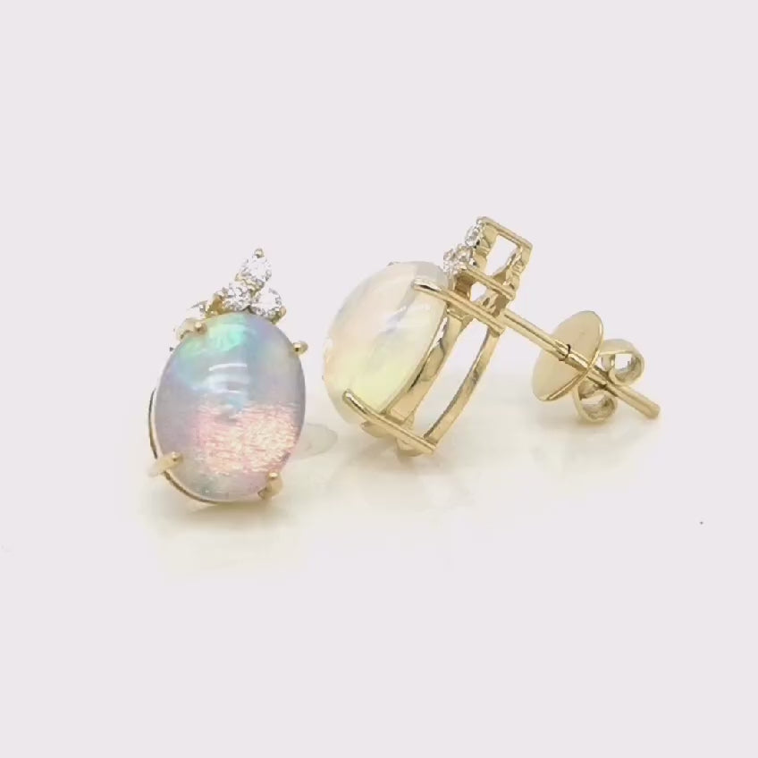 Opal and diamond earrings in 18k yellow gold.