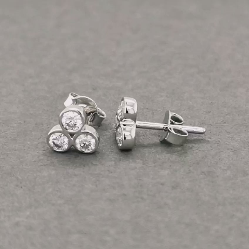 Be The Star Of Any Event With These Stunning 18k White Gold Stud Earrings! Featuring Three Dazzling Diamonds Nestled In A Bezel Setting, It'll Be Clear That You Shine Brighter Than The Rest. Rock A Classy, Eye-Catching Look That'll Have People Staring!