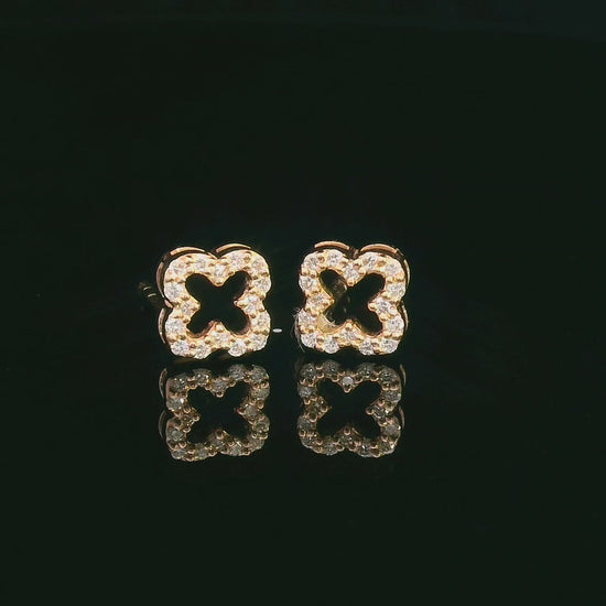 Clover motif earrings in 18K gold with 0.15 carat round diamonds and openwork design