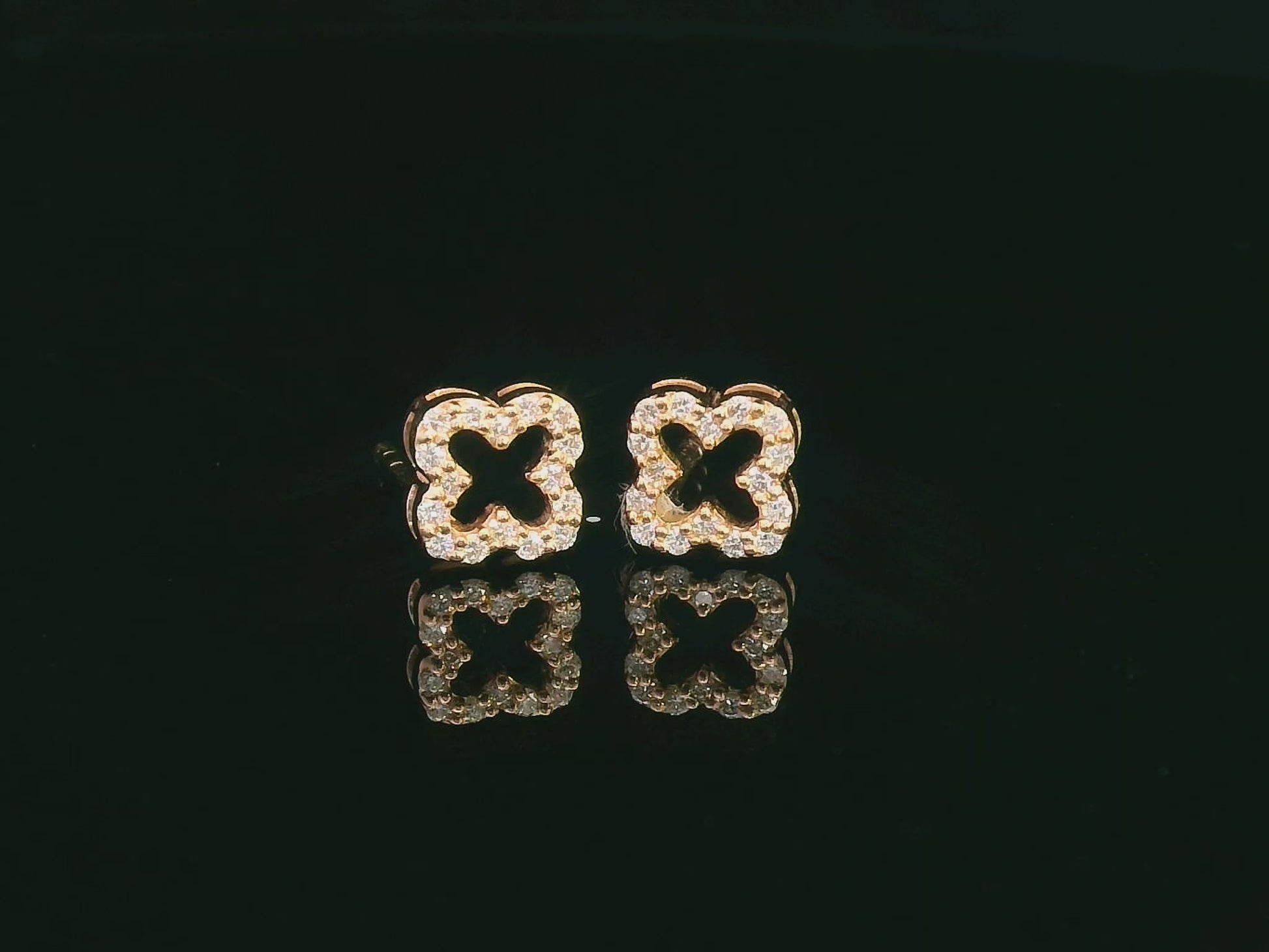 Clover motif earrings in 18K gold with 0.15 carat round diamonds and openwork design