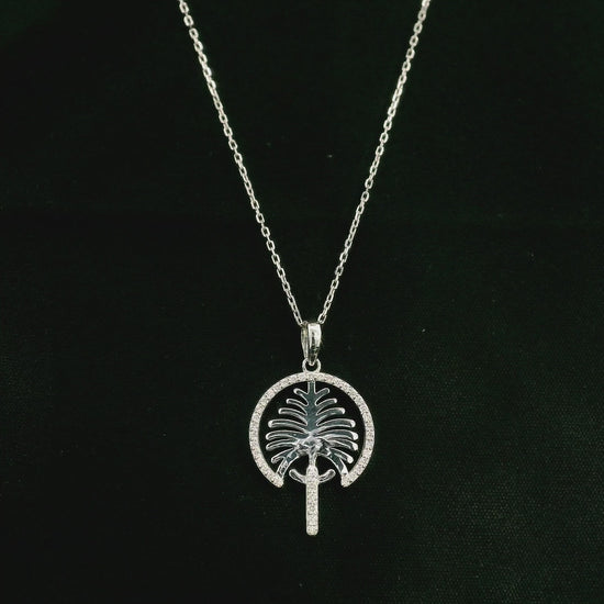 18K white gold Palm Jumeirah diamond pendant inspired by Dubai’s iconic palm-shaped island.