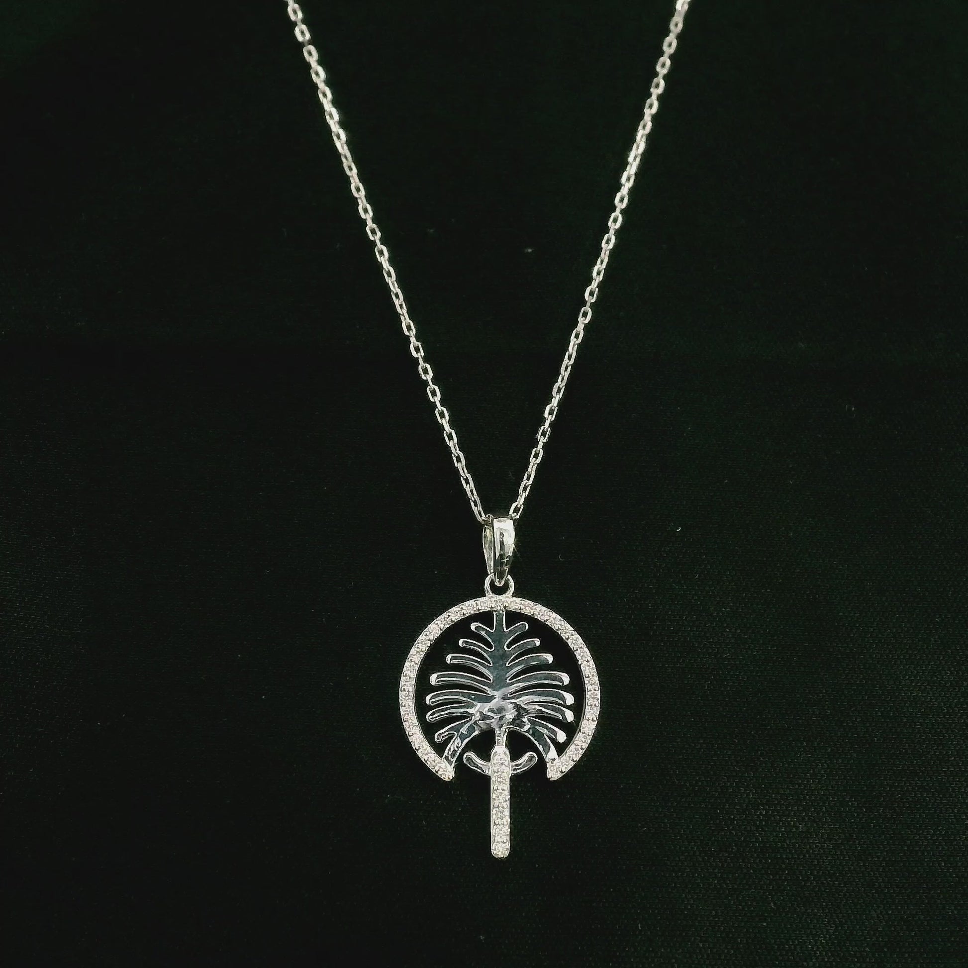 18K white gold Palm Jumeirah diamond pendant inspired by Dubai’s iconic palm-shaped island.