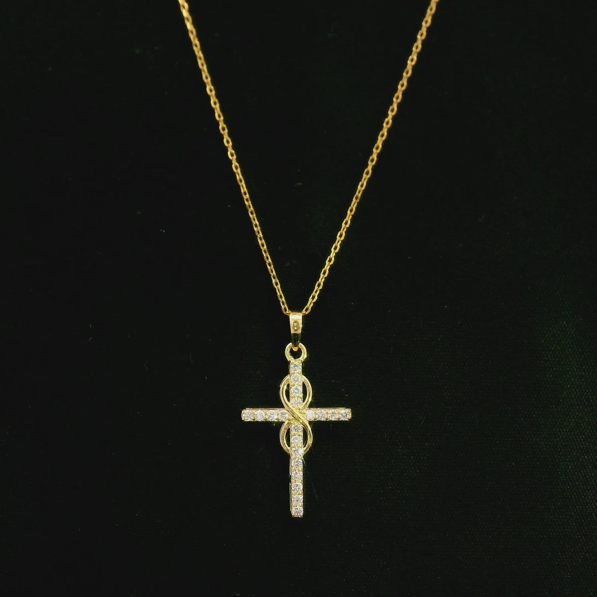 Diamond cross pendant in 18K yellow gold with round brilliant diamonds and an intertwined gold centre design