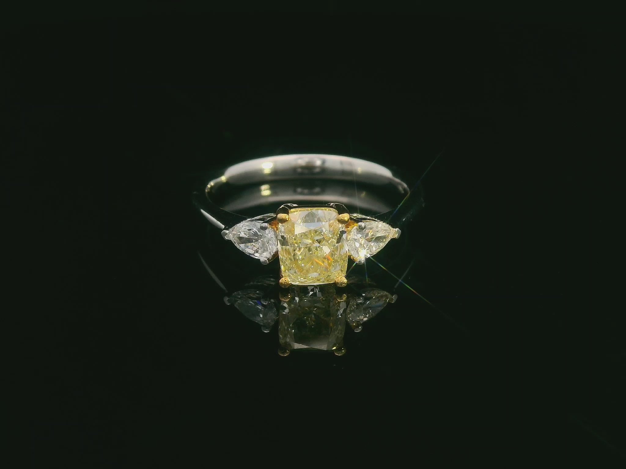 18k-White-Gold-Fancy-Yellow-Diamond-Ring-Pear-Diamonds-IGI certified