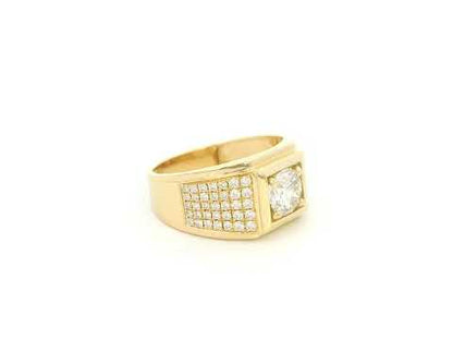 18K yellow gold men's diamond ring featuring a GIA certified 1.00 carat round brilliant diamond with 0.58 carat diamond-set shoulders.