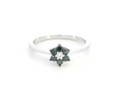 Unique flower-shaped diamond ring in 18K white gold