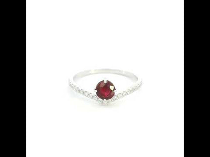 Ruby and diamond ring in 18K white gold with round ruby and V-shaped diamond band