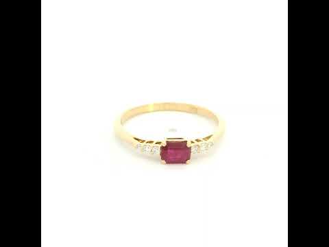 Square ruby and diamond ring in 18K yellow gold with diamond-set shoulders