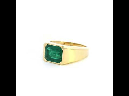 Men’s emerald signet ring in 18K yellow gold with emerald cut green emerald
