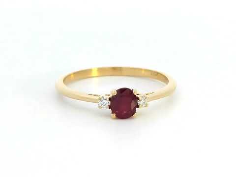 18K gold ruby and diamond ring featuring a 0.47-carat oval ruby with two round diamonds (0.05ct) in a classic minimalist setting – fine jewelry for engagement, anniversary, or gifting.