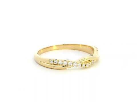 18K gold diamond twist band featuring 0.13 carats of round-cut diamonds – elegant stacking ring, perfect for weddings and special occasions.