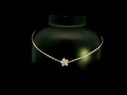 Diamond flower bracelet in 18K yellow gold featuring round brilliant diamonds arranged in a floral centre motif on a fine gold chain.
