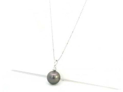 Tahitian black pearl pendant in 18K white gold with diamond accent