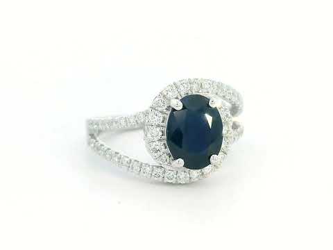 Oval blue sapphire and diamond halo ring with split shank in 18K white gold – 1.94 CT sapphire

