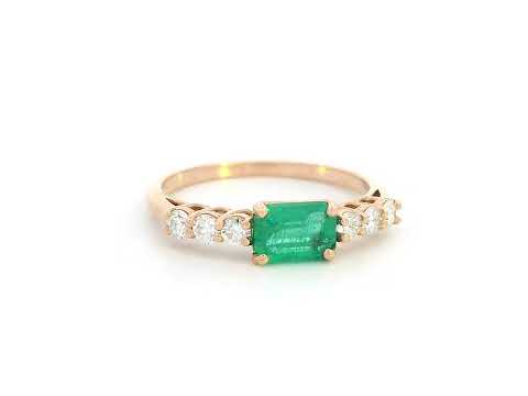 18K Rose Gold Ring with Rectangular Emerald Center and Round Diamond Accents – 0.68ct Emerald