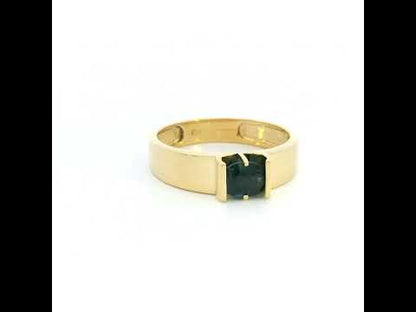 Men’s blue sapphire ring in 18K yellow gold with broad polished band
