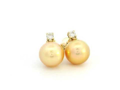 Golden pearl earrings with round diamonds in yellow gold