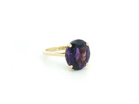 Oval amethyst solitaire ring in 18K yellow gold featuring a 4.39 carat natural amethyst by Emirates Diamonds.