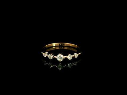 Diamond band ring in 18K rose gold with graduated round brilliant diamonds and larger centre diamond