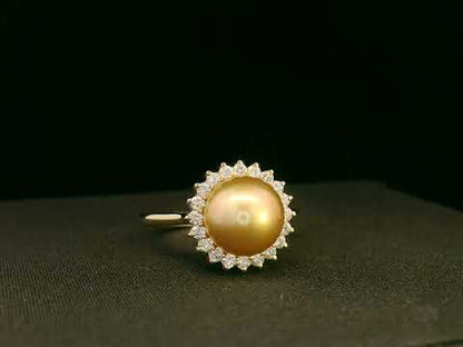Video of 18k yellow gold ring with golden South Sea pearl and 0.28 ct diamond halo