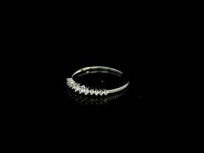 Graduated diamond band ring in 18K white gold with round brilliant diamonds tapering towards each side.