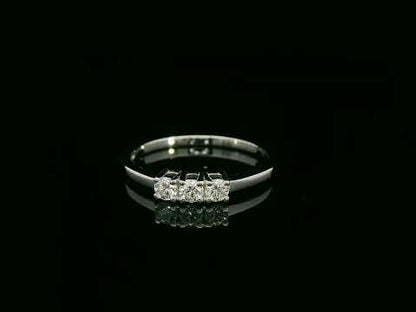 18k white gold trilogy ring with 0.26ct three round brilliant diamonds – certificate included