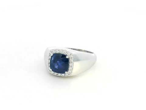 18K white gold men’s ring with 2.67ct cushion-cut blue sapphire and 0.30ct diamond halo.