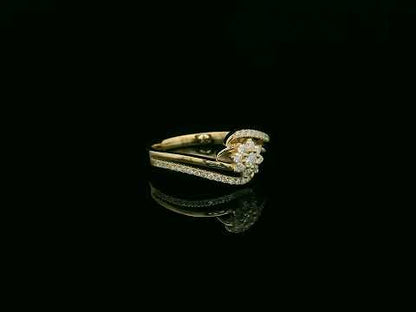 Diamond floral twist ring in 18K yellow gold with pavé diamond bands