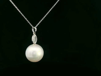 Elegant pearl and diamond pendant in 18K white gold